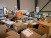 Grote verzameling met o.a. CD's, schoonmaakmiddelen en knuffels uitgestald