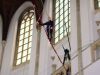 Wie haalt er moeiteloos de overkant van de kerk?