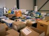 Grote verzameling met o.a. CD's, schoonmaakmiddelen en knuffels uitgestald