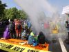 Klimaatactivisten komen tunnelbak A12 niet in, politie zet waterkanon in