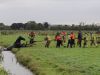 Paard maakt misstap en zit urenlang vast in sloot