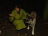 Hond Chica treft explosieven aan en kruipt door oog van de naald