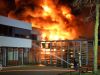 Grote brand in buurt van vuurwerkopslag, meerdere woningen ontruimd