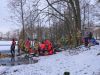 Brandweer redt baasje nadat hij zijn hondje uit ijskoud water redde