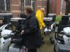 Marc en Jolanda bezorgen post in hun scootmobiel