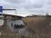 Auto op zijn kop in water op A12, twee personen gewond