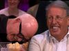 Ren� ligt krom van het lachen na ordinaire opmerking van Chris Woerts.
