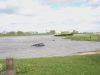Auto belandt in IJssel, bergers halen voertuig uit het water