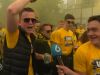 Supporters lopen in stoet naar misschien wel laatste wedstrijd Vitesse ooit