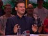 Wilfred Genee schiet in de lach om kleding van tafelgast Ronald Koeman