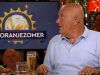 Jack van Gelder richt zich tot publiek in De Oranjezomer-studio: 'Jullie mogen het zien, hoor!'
