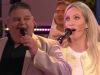 Hlne zingt samen met Django Wagner tijdens commercial break van De Oranjezomer