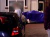 Auto in sloot beland, bestuurder rent weg