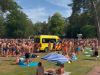 Man gered van verdrinking bij druk zwembad