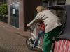 Greetje zorgt voor hilarisch tafereel op fiets: 'NIET ZO HARD!'
