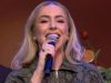 Kimberly Fransens zingt 'Nog ?n Laatste Dans' tijdens commercialbreak De Oranjezondag