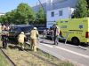 Auto rijdt tramhalte op na aanrijding in Den Haag, ��n gewonde