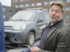 Dennis levert kapotte auto terug aan verkoper Frits
