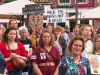 Protest tegen femicide in Groningen: 'Blief mit dien klaauwen van vraauwen!'
