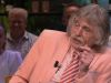 Johan Derksen sliep in n bed met een man: 'Ik voel die grote leuter zo tegen mijn been vallen...'