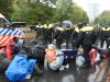 Politie arresteert klimaatactivisten die A12 blokkeren