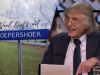 Johan Derksen lacht om bizarre plaatsnamen: 'Poepershoek, Kuttingen en Lull?'