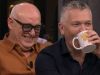 Ren� van der Gijp maakt grap, Wouter de Winther grijpt naar z'n beker: 'Flauw maar w�l leuk!'