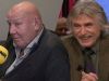 Johan Derksen ziet Kees Jansma ingaan op grappen over zijn eetgedrag: 'Dan wordt hij dik van lucht!'