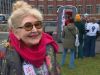 Dolle Mina's vieren feest door abortusparagraaf uit wetboek in brand te steken