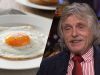 Johan Derksen vertelt in geuren en kleuren hoe hij zijn eitje het liefst gebakken heeft