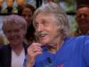 Johan Derksen (in t-shirt) blaast op wolvenfluitje: 'Zijn er ook fluitjes waarvan je vrouw weggaat?'