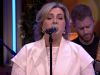 Nienke Fitters zingt 'When We Were Young' in de commercialbreak van De Oranjezondag