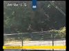 Man loopt over snelweg en wordt opgehaald door een Uber