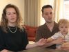 Inge en Jelle verlaten Nederland om medicijn voor hun kind
