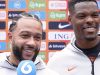 Denzel Dumfries breekt in tijdens interview met Memphis Depay: 'Wat is de vraag?!'