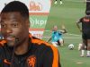 Dumfries over ophef rond overtreding Weghorst op Oranje-training: 'Hele normale trainingssituatie'